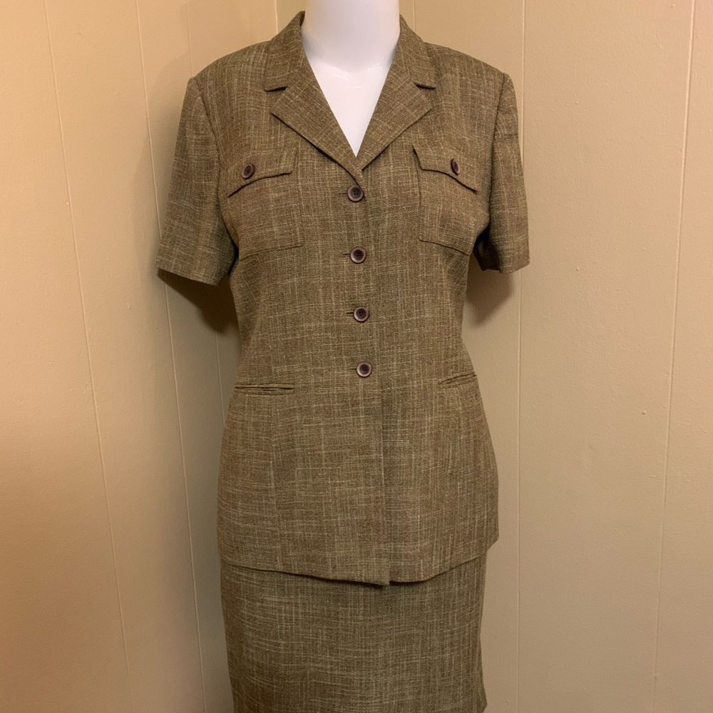 Le Suit size Women’s 16 Skirt /Jacket color Olive